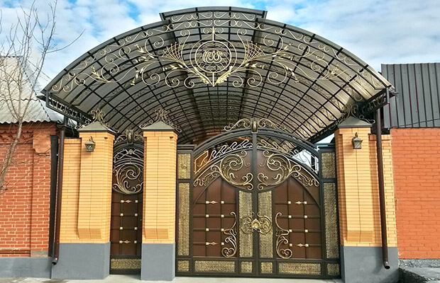 Купить или заказать ворота для дома с навесом - стильные и надежные решения для вашего участка в Кумертау от 43081 руб | ВоротМастер-Кра